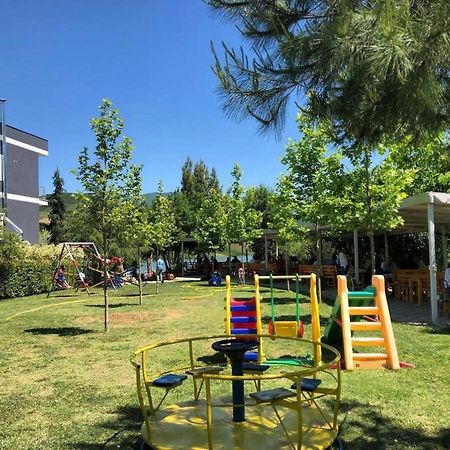 Lundra Hotel Gramsh Bagian luar foto
