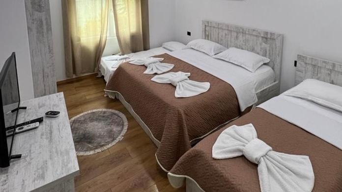Lundra Hotel Gramsh Bagian luar foto
