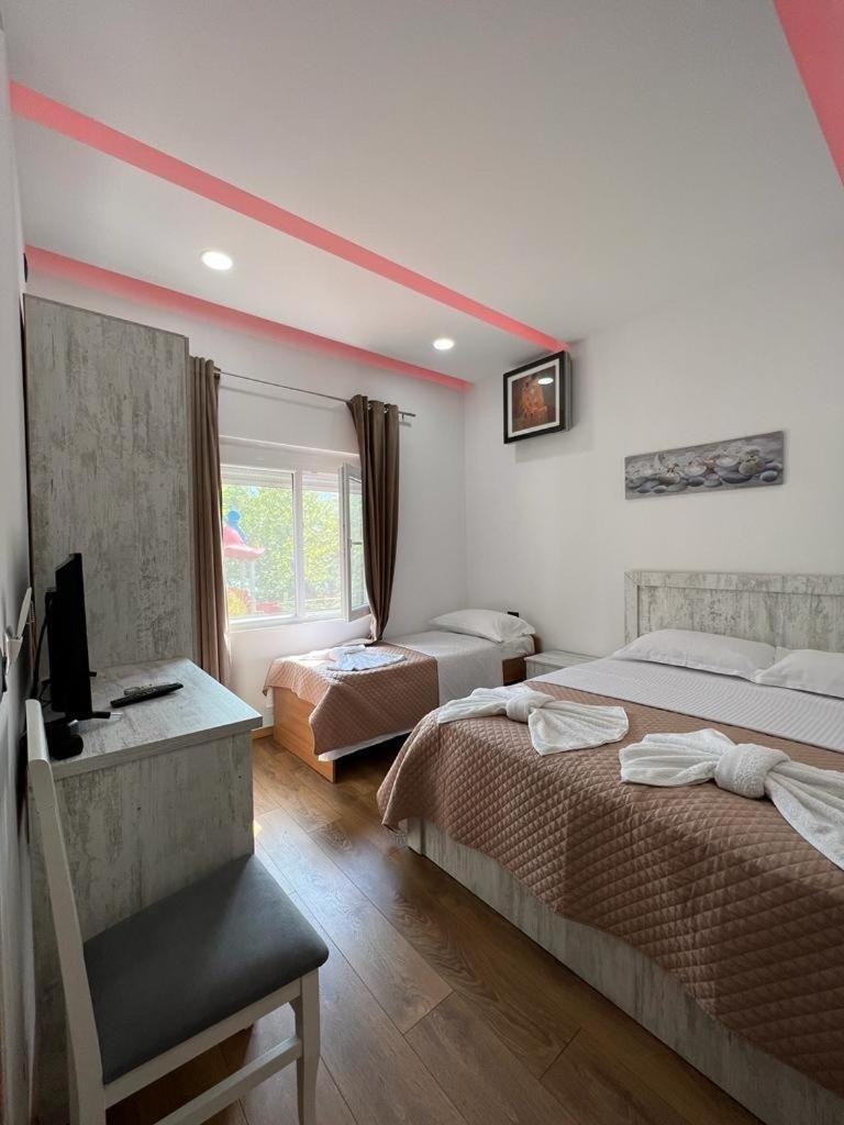 Lundra Hotel Gramsh Bagian luar foto