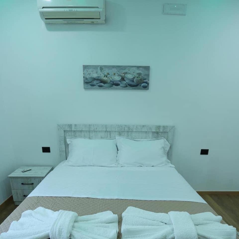 Lundra Hotel Gramsh Bagian luar foto